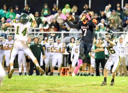 Prep football roundup: Zeps survive vs. Cougars, 33-32